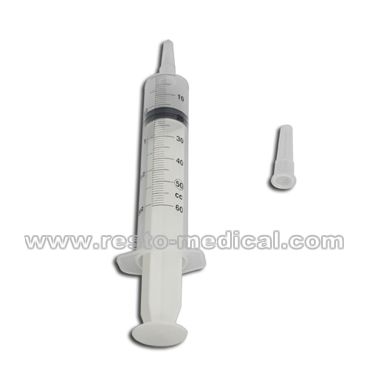 Disposable irrigation syringe